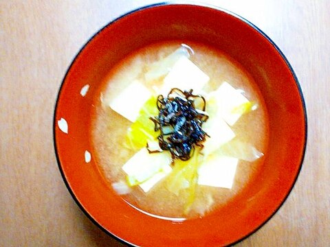 豆腐とキャベツと塩昆布の味噌汁